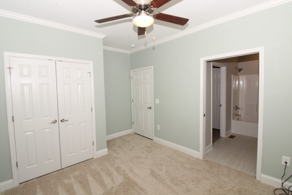 Unfurnished room with fan and closet